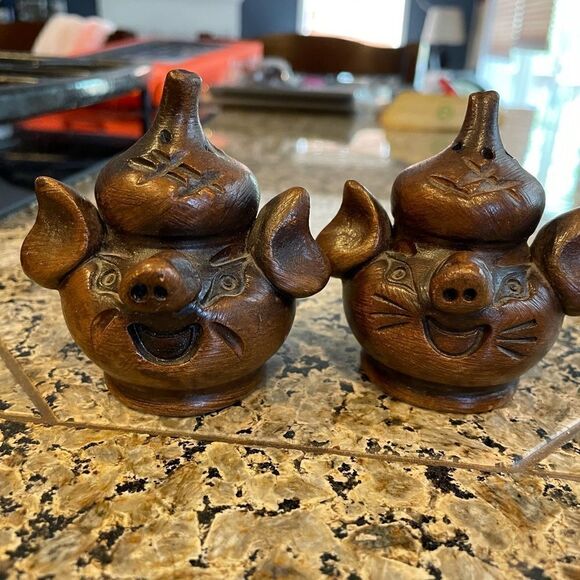Vintage carved pig salt and pepper shakers - Picture 1 of 9